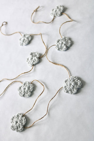 Pale gray Spring & Easter flower farmhouse garland